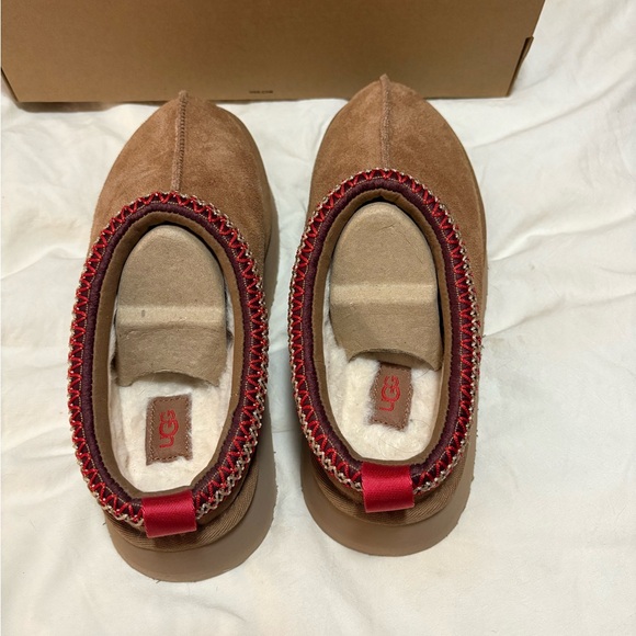 NWT UGG Tan and Red Women's Slippers - Picture 2 of 12